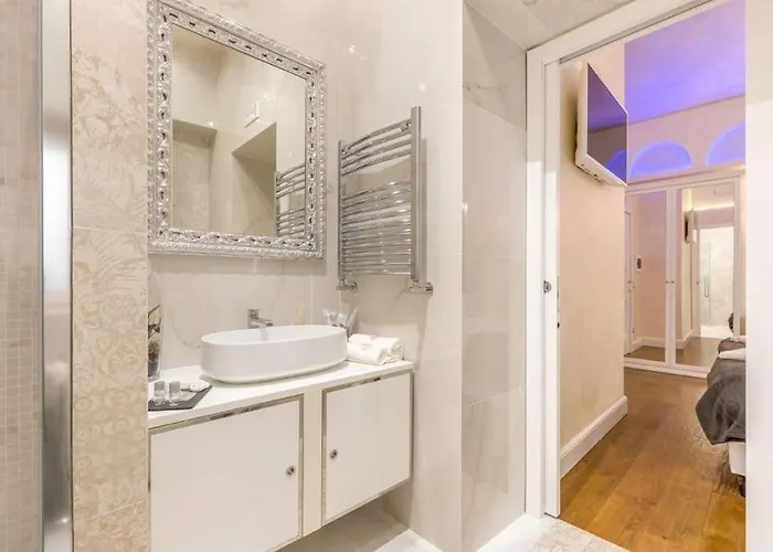 Konukevi Piazza Venezia Luxury 4*